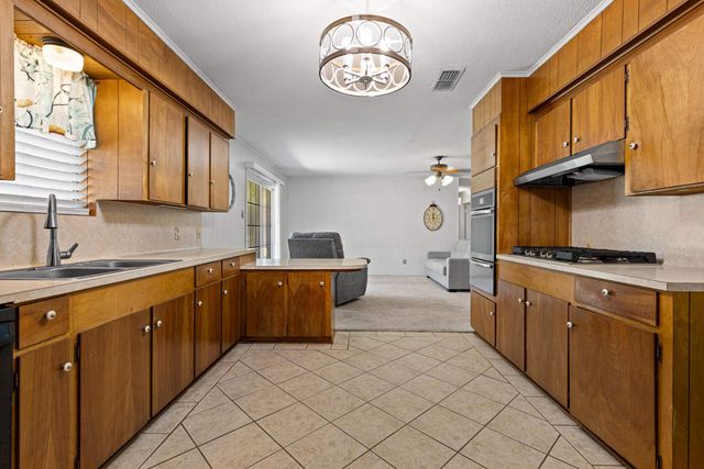 813 Redbud, Longview, TX 75604