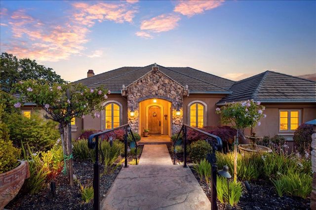 2620 Vineyard Dr, Auburn, CA 95603