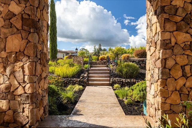 2620 Vineyard Dr, Auburn, CA 95603