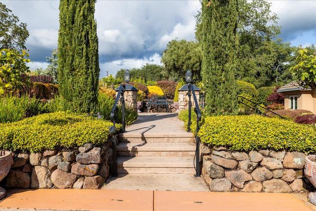 2620 Vineyard Dr, Auburn, CA 95603