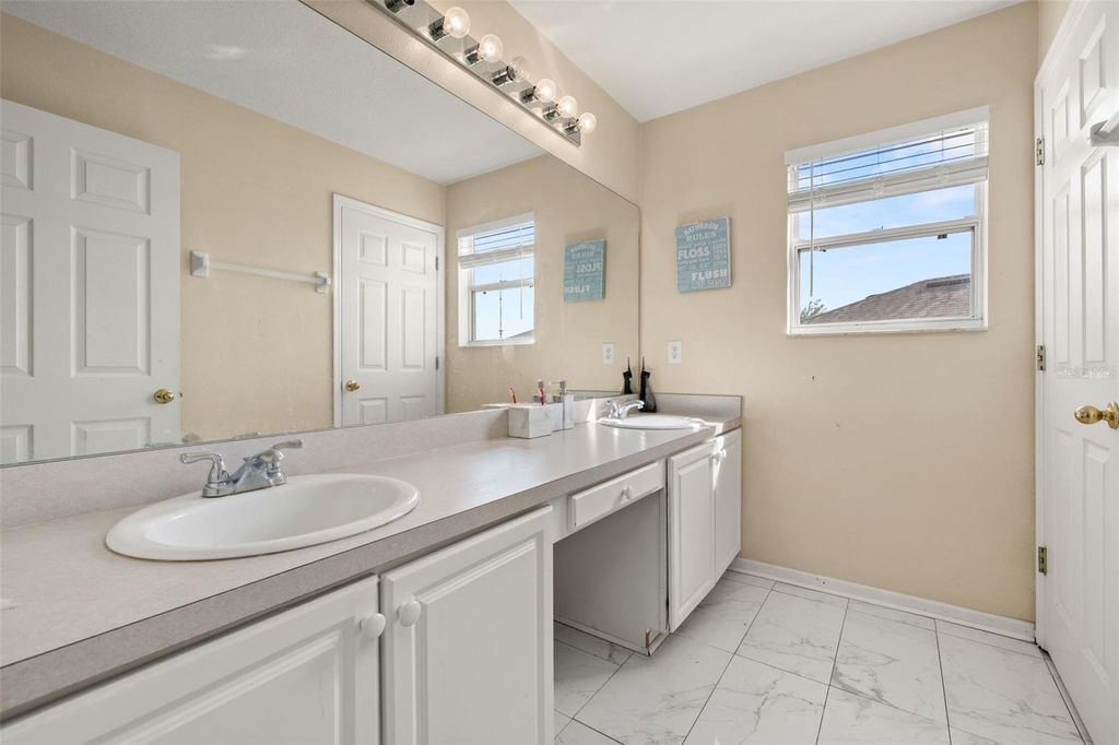 Image 34 of property listing at 1404 SWAINSON COURT, Orlando, FL 32837