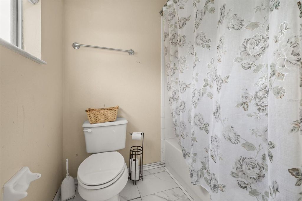 Image 35 of property listing at 1404 SWAINSON COURT, Orlando, FL 32837