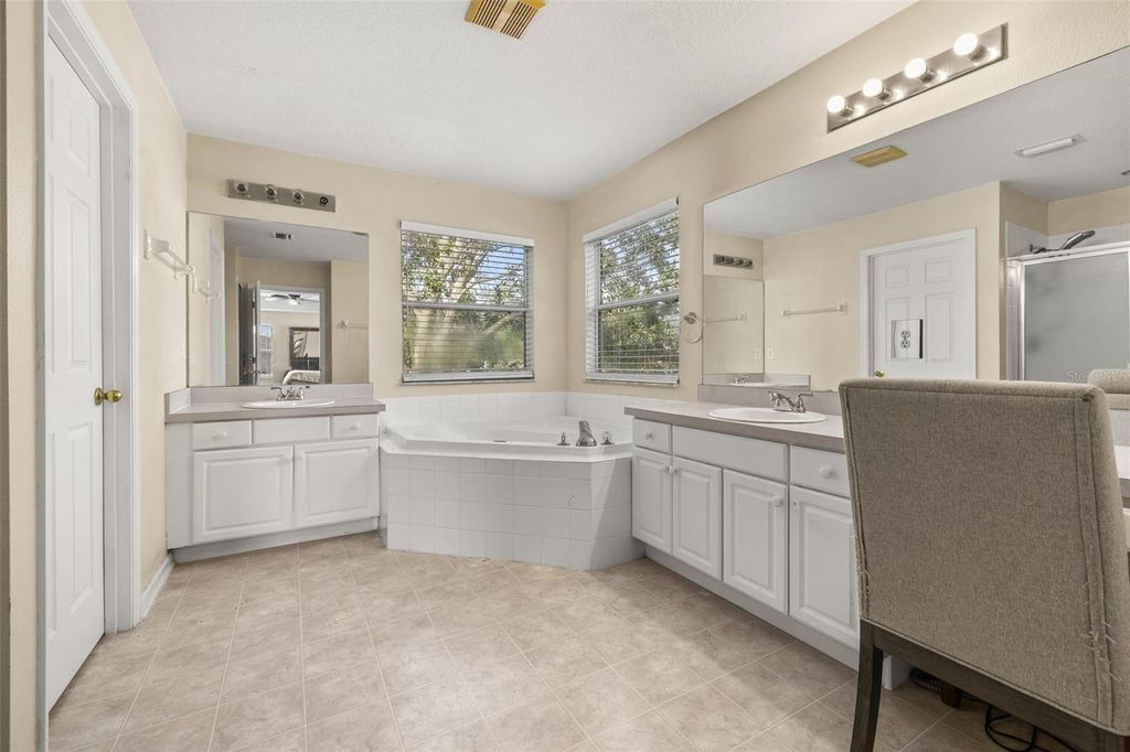 Image 40 of property listing at 1404 SWAINSON COURT, Orlando, FL 32837