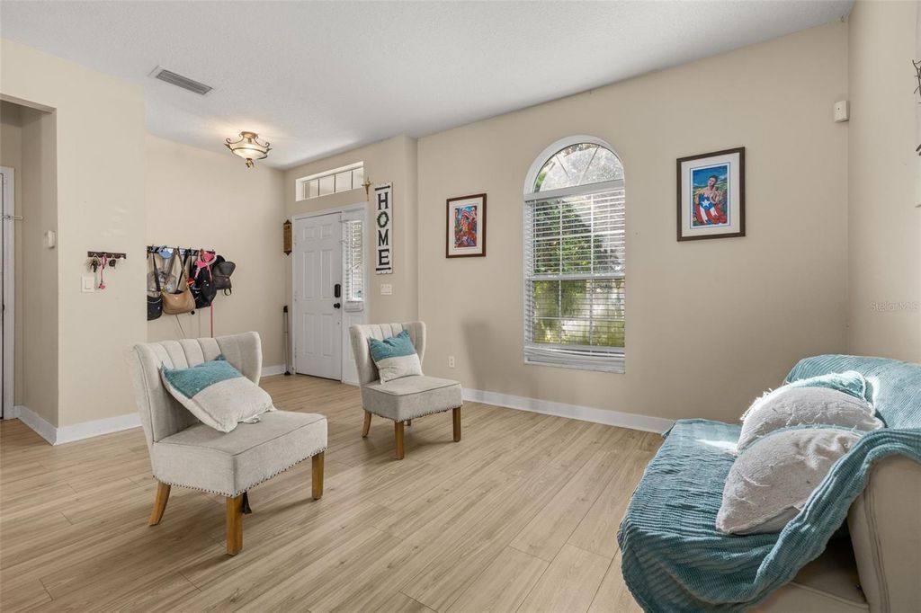 Image 6 of property listing at 1404 SWAINSON COURT, Orlando, FL 32837