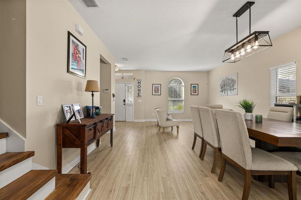 Image 9 of property listing at 1404 SWAINSON COURT, Orlando, FL 32837