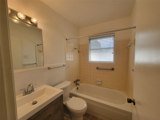 5806 Nassau DR B, Austin, TX 78723