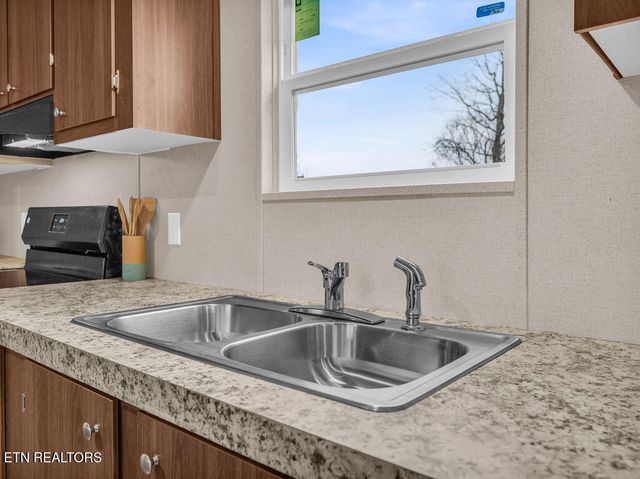 564 Quail Run Lane, Lafollette, TN 37766