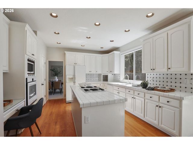 17650 Nw GILBERT Ln, Portland, OR 97229