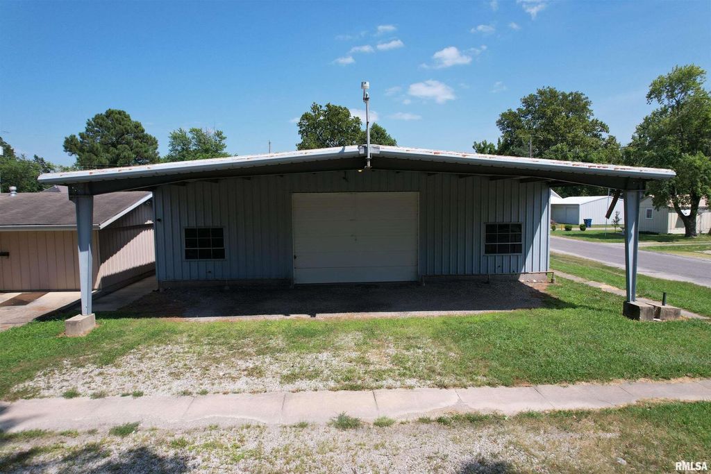 Image 2 of property listing at 1425 S LOCUST Street, Centralia, IL 62881