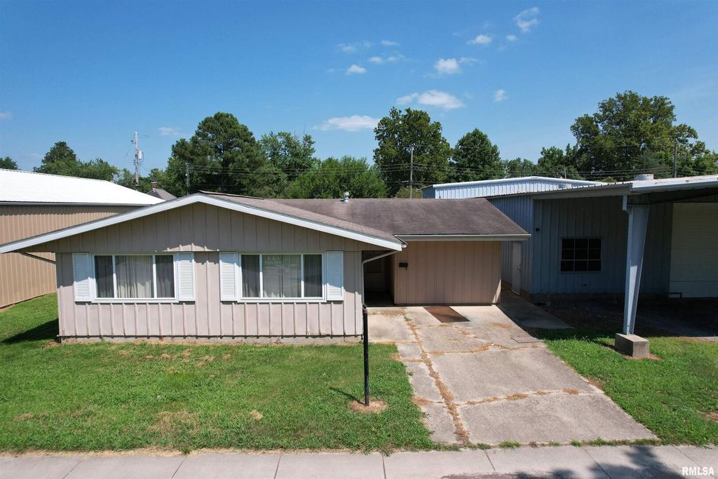 Image 12 of property listing at 1425 S LOCUST Street, Centralia, IL 62881