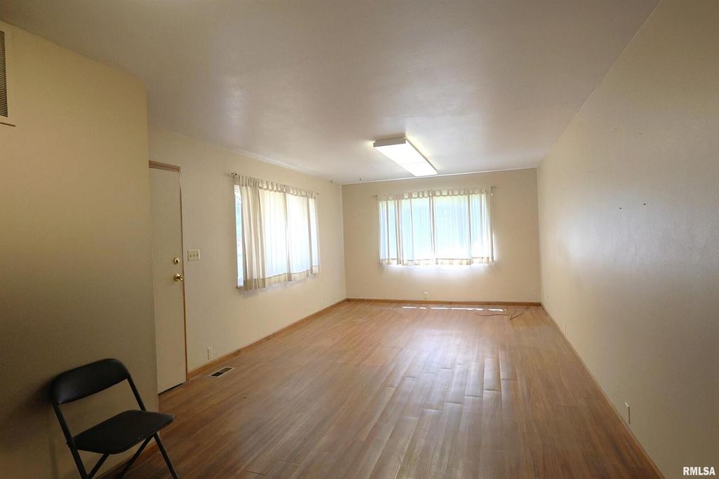 Image 14 of property listing at 1425 S LOCUST Street, Centralia, IL 62881