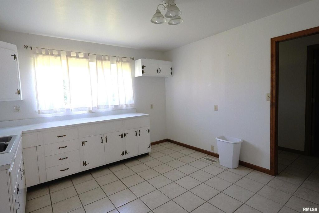 Image 16 of property listing at 1425 S LOCUST Street, Centralia, IL 62881