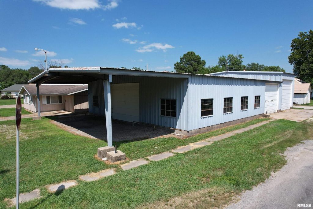 Image 3 of property listing at 1425 S LOCUST Street, Centralia, IL 62881