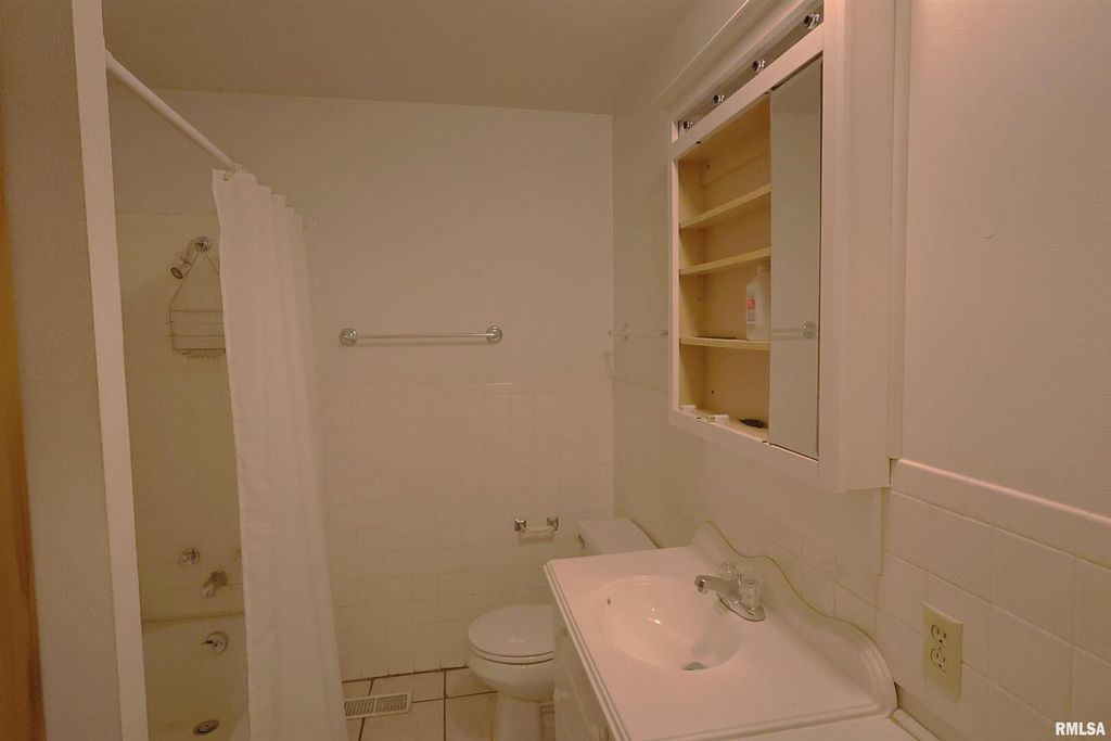 Image 21 of property listing at 1425 S LOCUST Street, Centralia, IL 62881