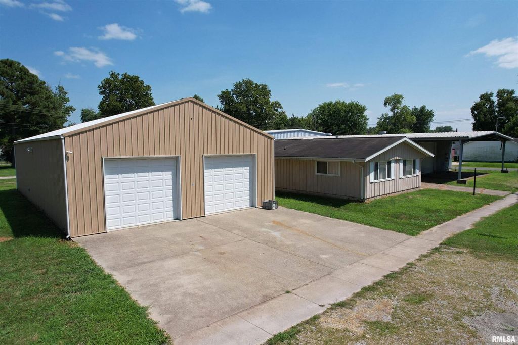 Image 24 of property listing at 1425 S LOCUST Street, Centralia, IL 62881