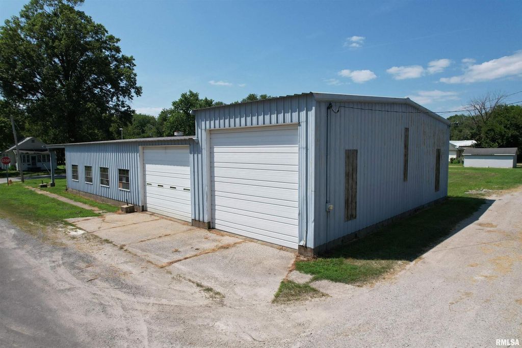 Image 4 of property listing at 1425 S LOCUST Street, Centralia, IL 62881