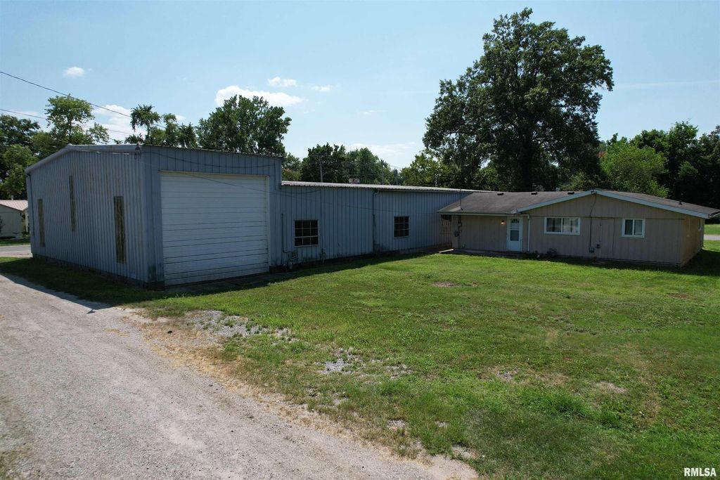 Image 5 of property listing at 1425 S LOCUST Street, Centralia, IL 62881