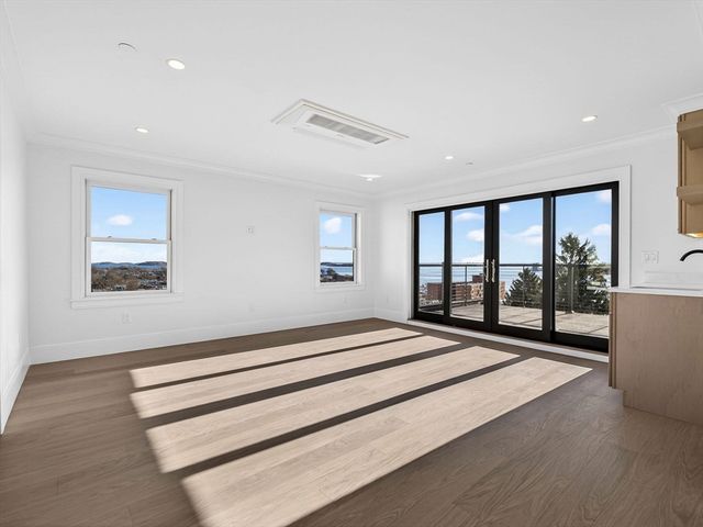 427 E 6th St 3, Boston, MA 02127