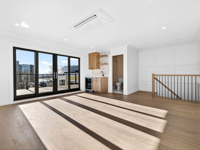 427 E 6th St 3, Boston, MA 02127