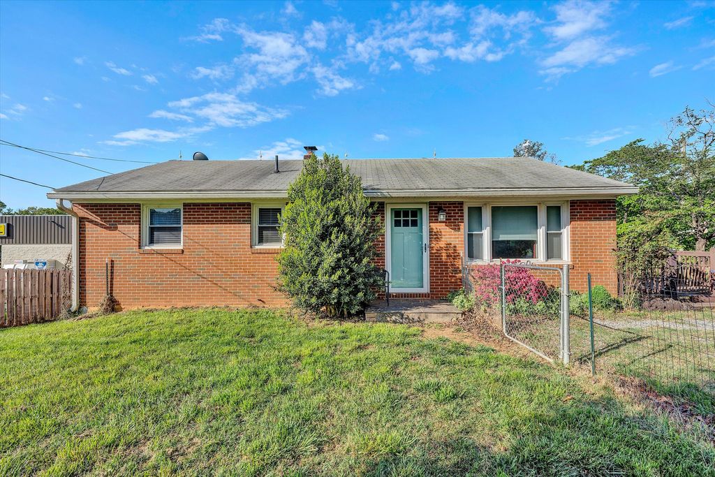 10640 Stewartsville RD, Vinton, VA 24179