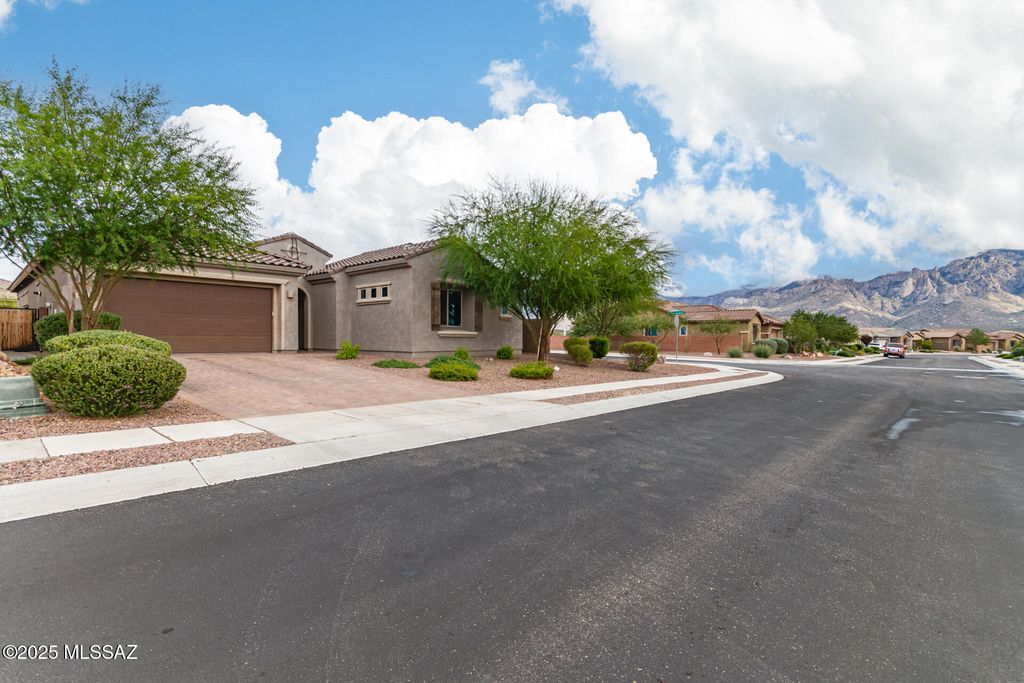 685 E Romsdalen Road, Oro Valley, AZ 85755