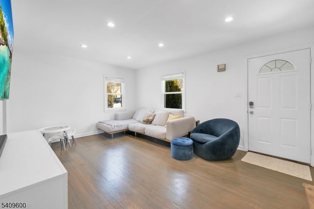 96 Orchard Dr, Clifton City, NJ 07012