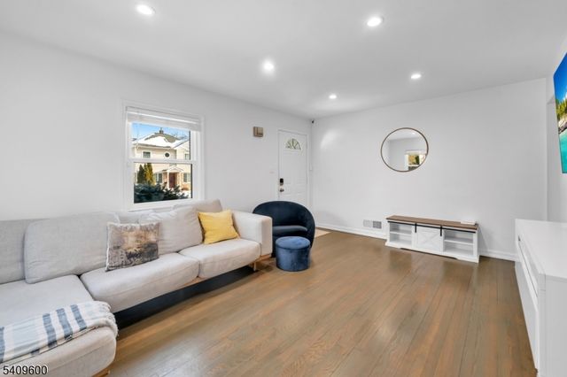 96 Orchard Dr, Clifton City, NJ 07012