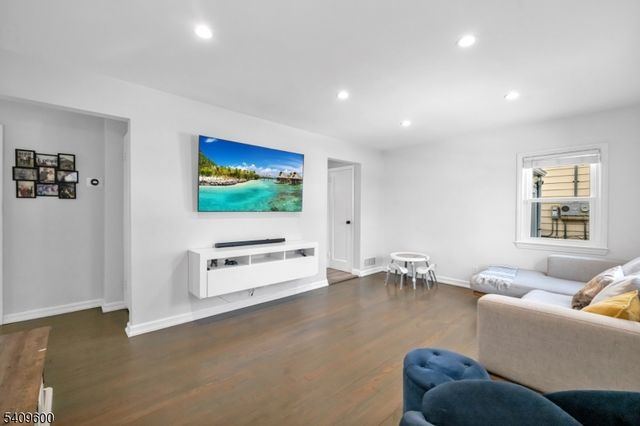 96 Orchard Dr, Clifton City, NJ 07012