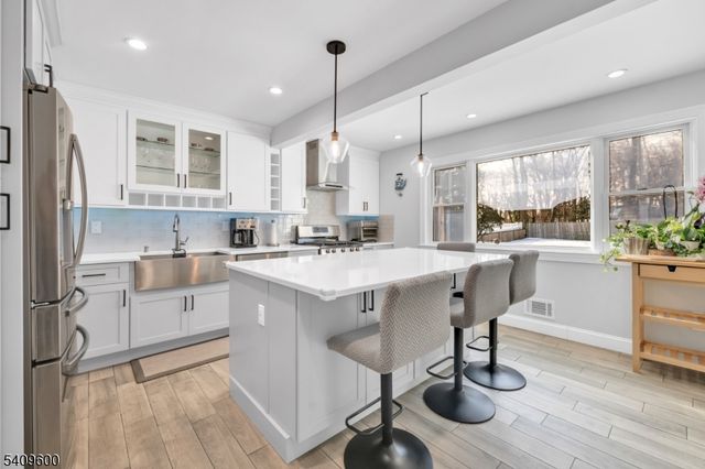 96 Orchard Dr, Clifton City, NJ 07012