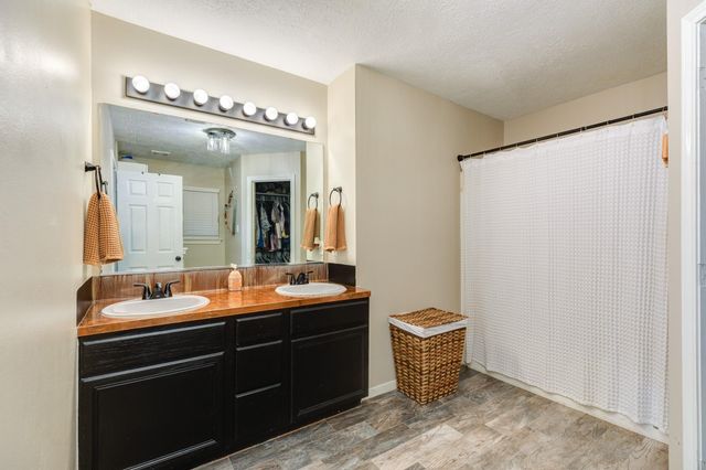 1164 Thomas Drive, Angleton, TX 77515