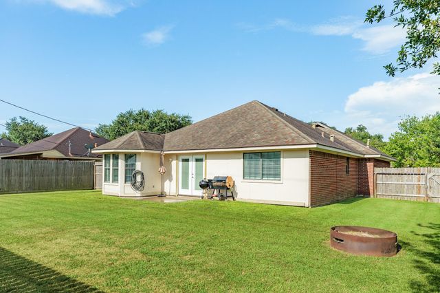 1164 Thomas Drive, Angleton, TX 77515