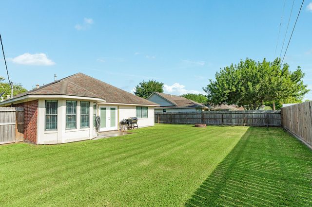1164 Thomas Drive, Angleton, TX 77515