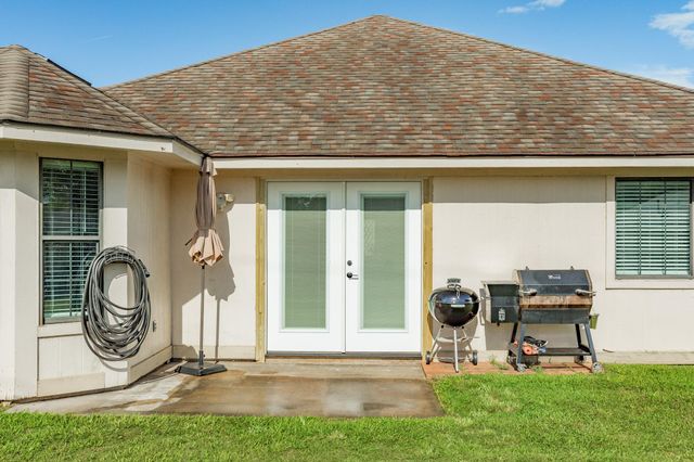 1164 Thomas Drive, Angleton, TX 77515