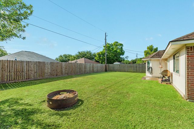 1164 Thomas Drive, Angleton, TX 77515