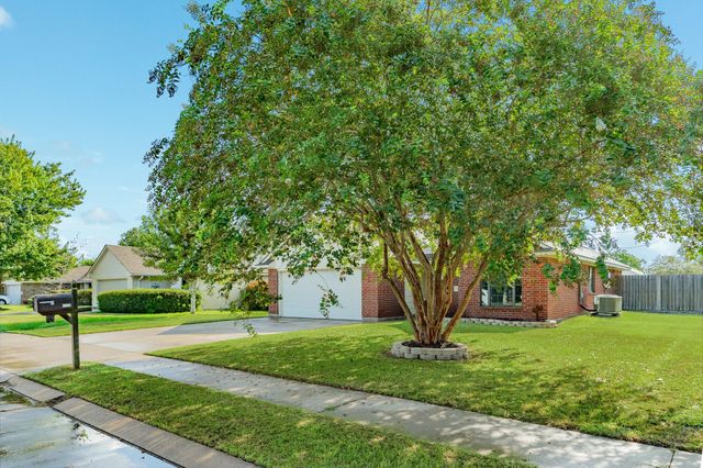 1164 Thomas Drive, Angleton, TX 77515