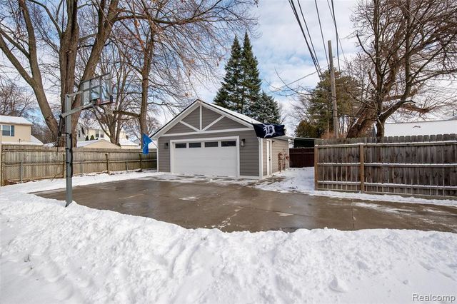 422 Walnut Avenue, Royal Oak, MI 48073