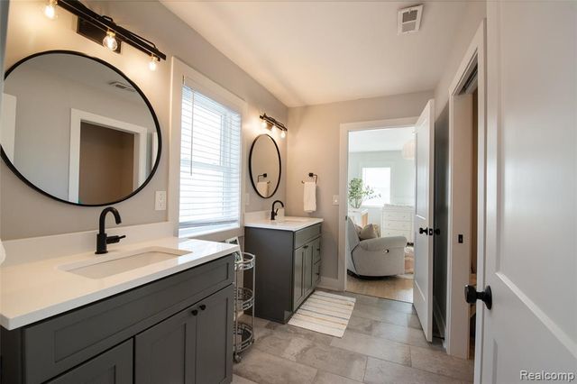 422 Walnut Avenue, Royal Oak, MI 48073