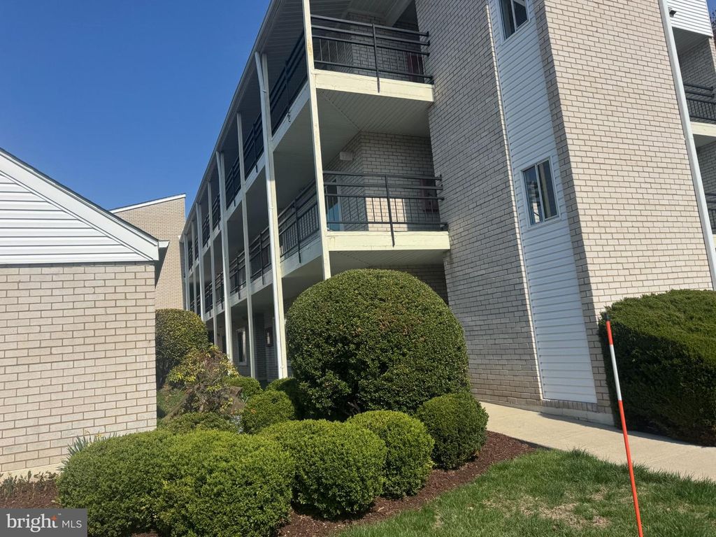 Image 3 of property listing at 15401 BASSETT LN #2B, Silver Spring, MD 20906
