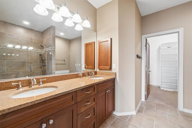 5615 Flagstone Way, West Des Moines, IA 50266