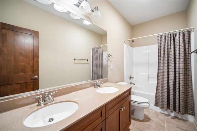 5615 Flagstone Way, West Des Moines, IA 50266