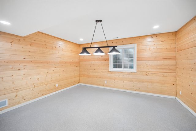 5615 Flagstone Way, West Des Moines, IA 50266