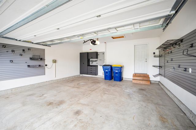5615 Flagstone Way, West Des Moines, IA 50266