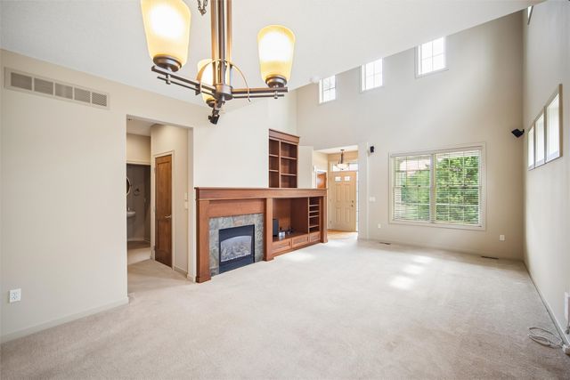 5615 Flagstone Way, West Des Moines, IA 50266