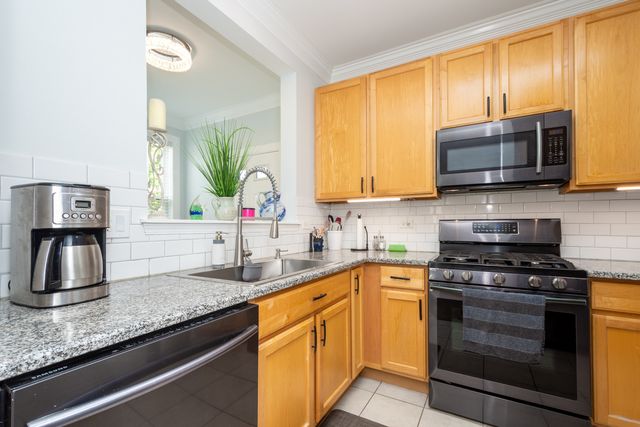 3136 Falling Waters Lane 1, Lindenhurst, IL 60046