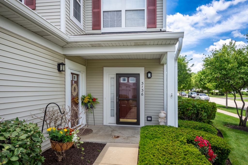 3136 Falling Waters Lane 1, Lindenhurst, IL 60046