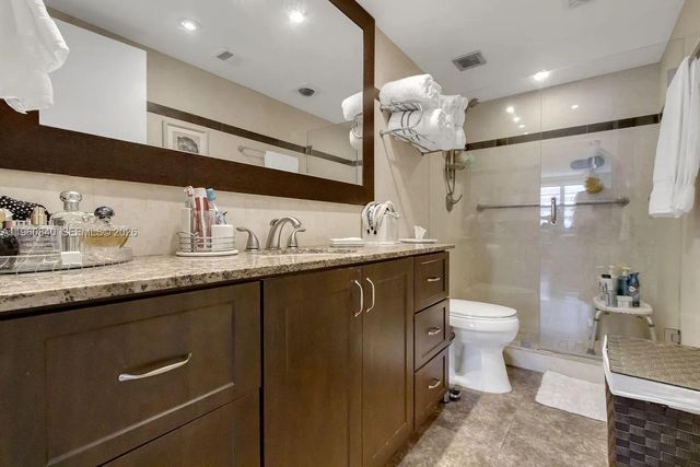 1950 S Ocean Dr 17E, Hallandale Beach, FL 33009