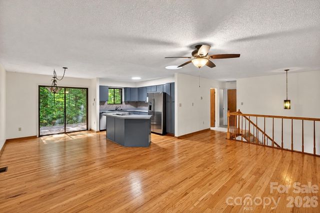 8 Shadywood Circle, Asheville, NC 28803