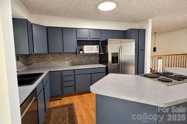 8 Shadywood Circle, Asheville, NC 28803