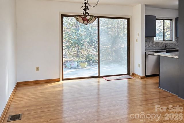 8 Shadywood Circle, Asheville, NC 28803