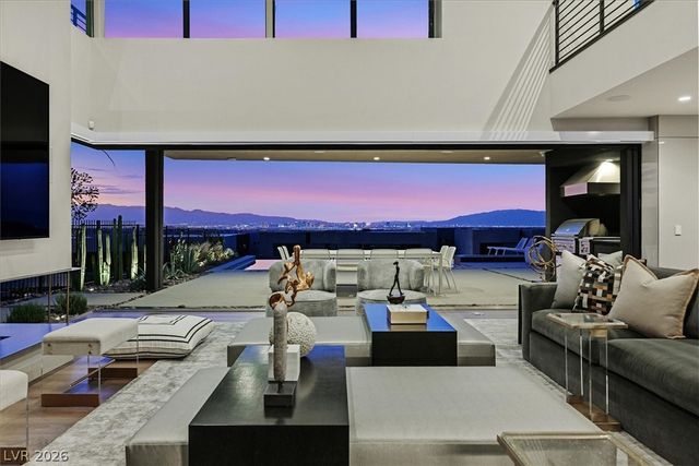 807 Magnum Cliff Court, Henderson, NV 89012